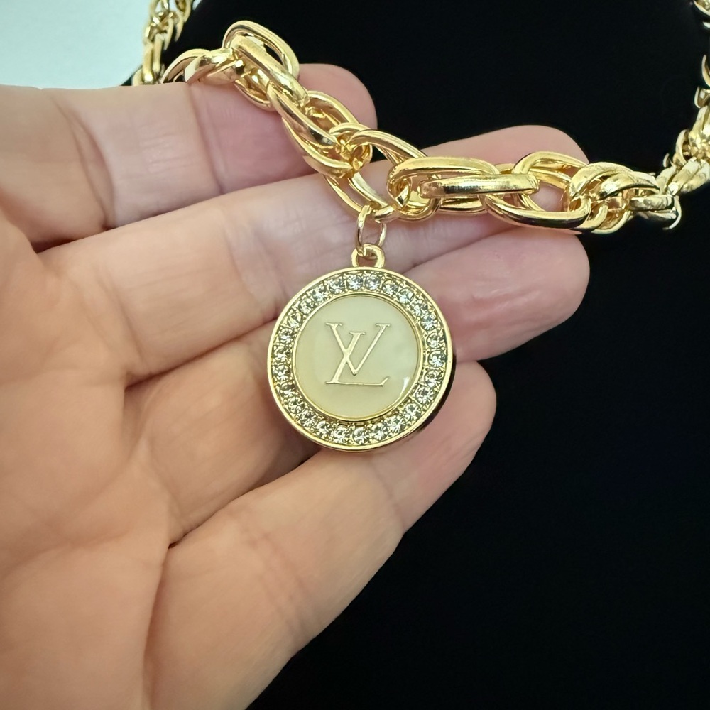 LV stamped Pendant on unbranded chain necklace - Picture 2 of 3